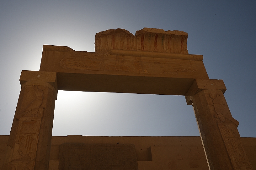 55 MAK_6039.jpg - Un architrave retto da due colonne con il simbolo del falco, il dio Horus.